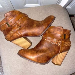 XOXO Women's Kasper Ankle Bootie